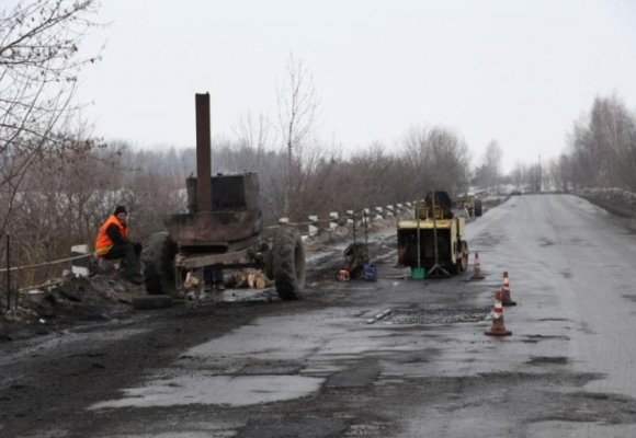 На капітальний ремонт доріг Хмельниччини знову немає коштів. Лататимуть лише ями