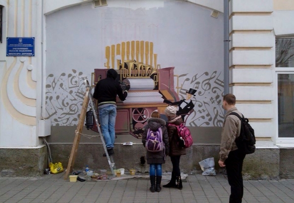 У Хмельницькому побільшало малюнків на будинках. У планах – розмалювати тролейбус