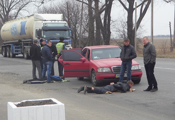 Вінничани вкрали золото та срібло у жителів Хмельниччини. «Гастролерів» затримали на трасі