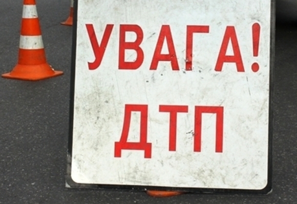 На Хмельниччині 23-річний водій в’їхав у припарковане авто. Обидва чоловіки у лікарні