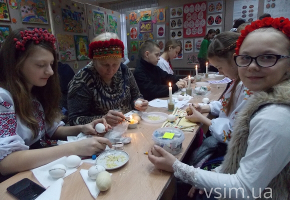 Маленькі хмельничани розмалювали більше сотні великодніх яєць. Власні шедеври дарували батькам