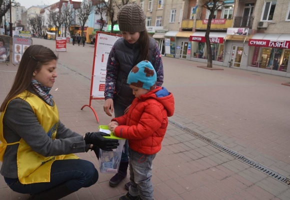 У хмельницьких супермаркетах збирають допомогу для військових