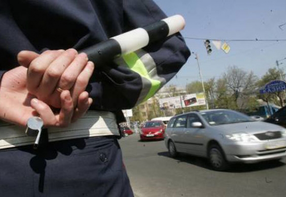 У святкові дні на дорогах Хмельниччини за безпекою руху слідкуватимуть 4