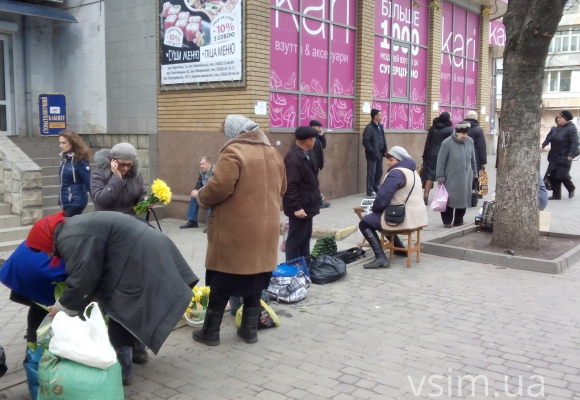 Фото дня: біля філармонії знову з’явилися торговці