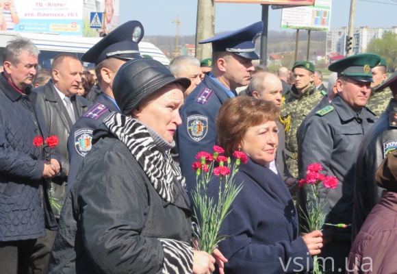 Фото дня: хмельничани із сльозами на очах віддали шану героям і жертвам Чорнобиля