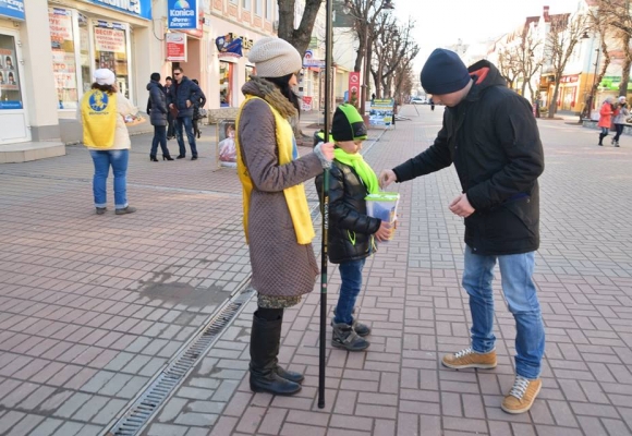 У Хмельницькому митці збирають кошти для армії