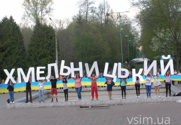 Близько сотні юних хмельничан робили зарядку під запальні хіти