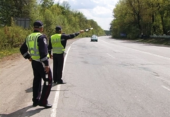 На всіх під’їздах до Хмельницького даішники перевіряють підозрілі автомобілі