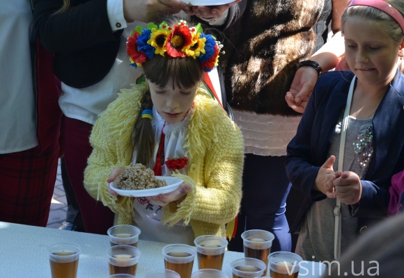 Хмельничан на День Перемоги частували дуже смачною солдатською кашою