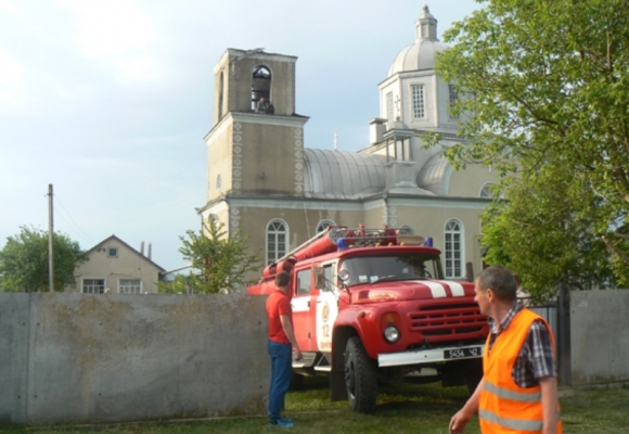 На Хмельниччині блискавка влучила в церкву. Полум’я гасили всім селом