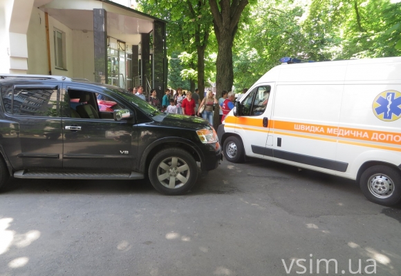 У дворі будинку на Володимирській автомобіль збив 8-річного хлопчика