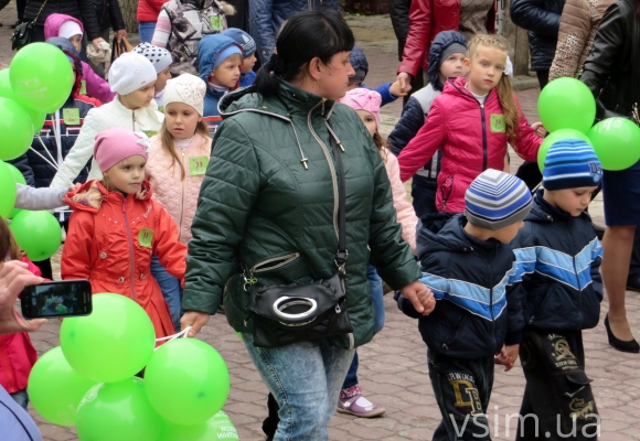 Вулицями Хмельницького пройшлись кілька десятків пар близнюків