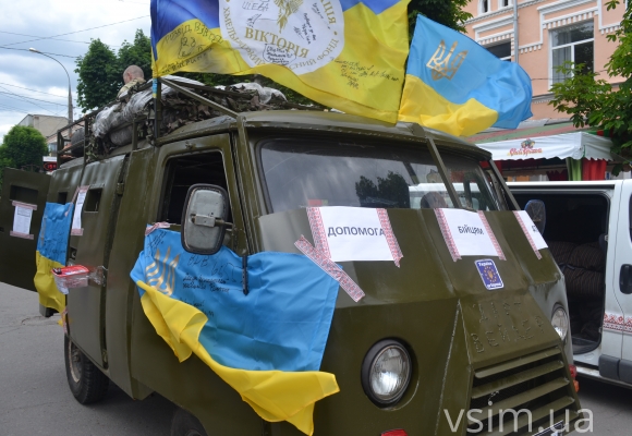 У Хмельницькому на броньованому авто волонтери збирають кошти для бійців АТО