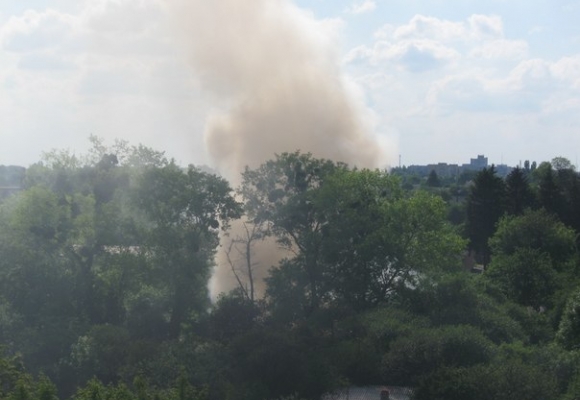 У Дубовому військові палили шини. Мешканці викликали пожежників