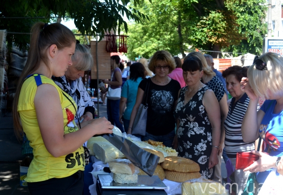 Хмельничани на ярмарку народного мистецтва куштували сир та міряли вишиванки