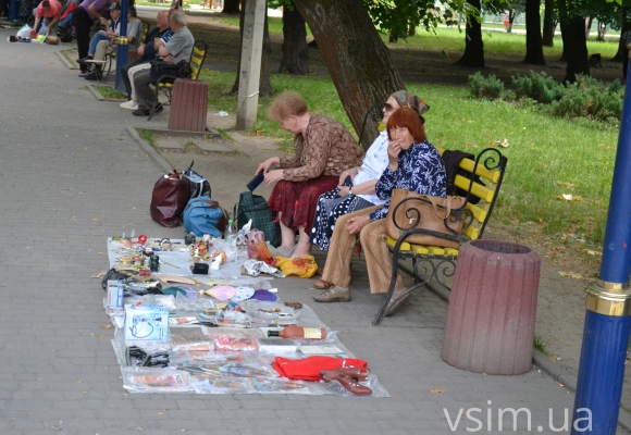 Блошиний ринок в Хмельницькому: від матеріалів з"їзду компартії до сучасного секонд-хенду