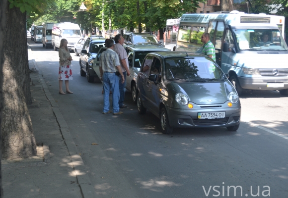 Фото дня: у центрі Хмельницького зіткнулися три авто