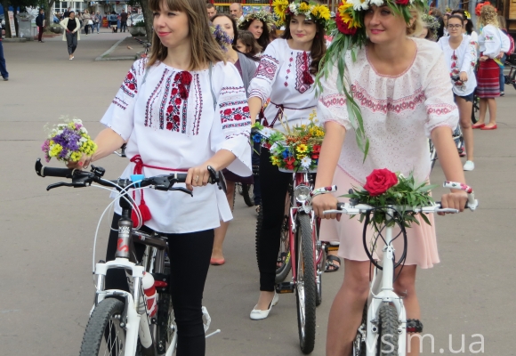 Вулицями Хмельницького на двоколісних проїхались красуні у віночках та вишиванках