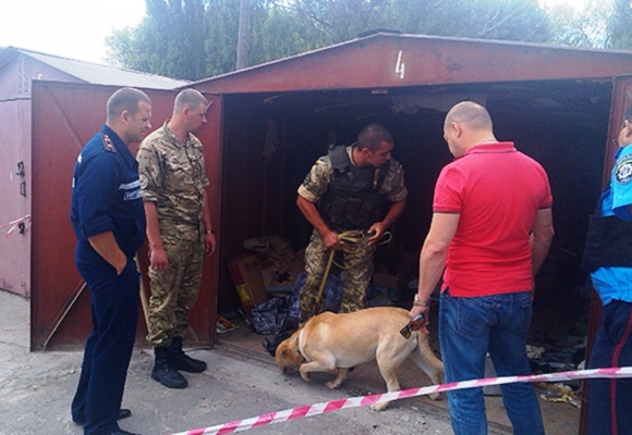 На Хмельниччині чоловік знайшов підозрілий пакет