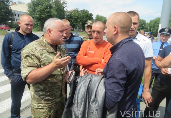 На проспекті Миру - затор. Бійці АТО та їхні сім'ї перекрили трасу