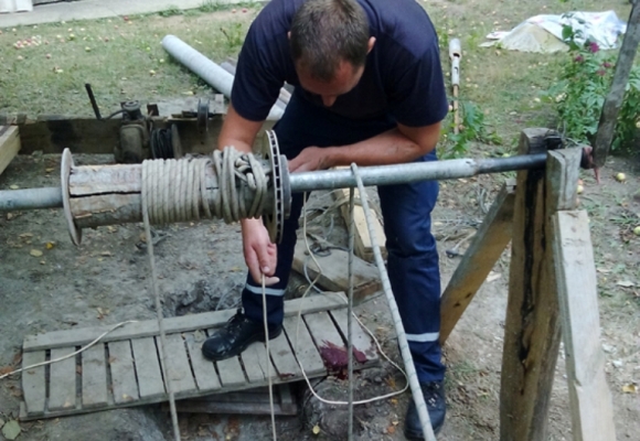 На Хмельниччині з криниці дістали тіла двох чоловіків