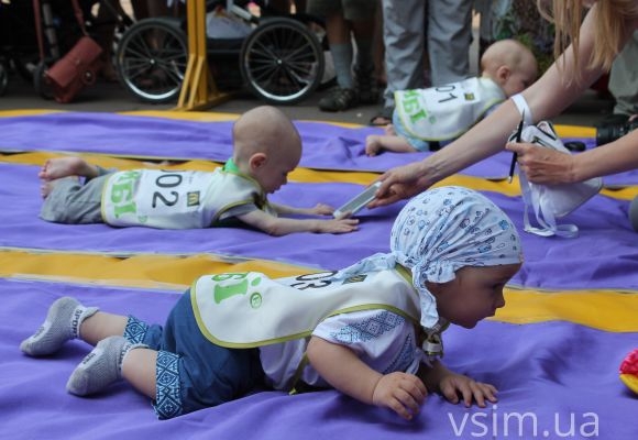 У Хмельницькому на фестивалі батьківства малюки влаштують пробіг у повзунках