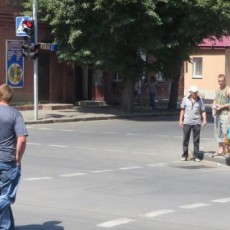 Хмельничани не бояться автомобілів - біжать на червоне та не шукають "зебри"