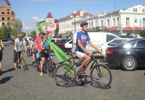 До Кам’янця приїхали велосипедисти в підтримку людей із вадами зору