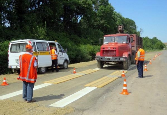 За зіпсоване дорожнє покриття на Хмельниччині штрафують водіїв фур