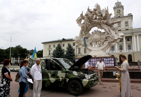 Хмельничани передали бійцям в АТО позашляховик