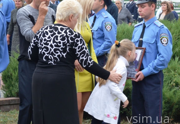 Зі сльозами на очах хмельничани вшанували загиблих міліціонерів