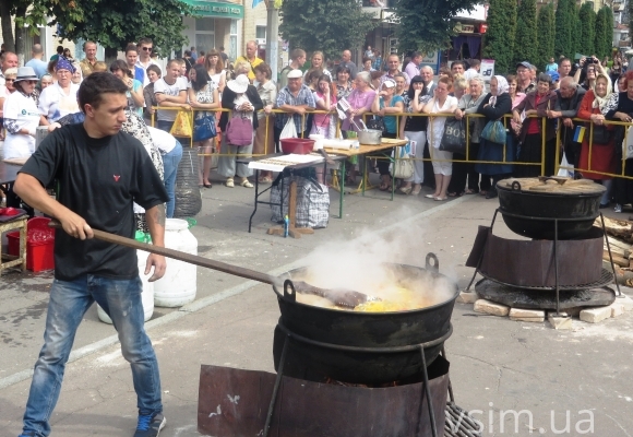 У Хмельницькому на фестивалі зварили 200 літрів борщу