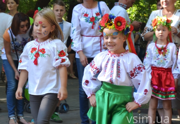 У Хмельницькому малеча дефілювала у вишиванках