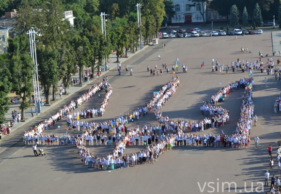 Хмельничани сформували на майдані велетенський  “вишиванковий” тризуб