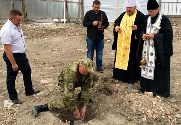 Дружині та дочкам загиблого «кіборга» вручили документи на квартиру у центрі Хмельницького