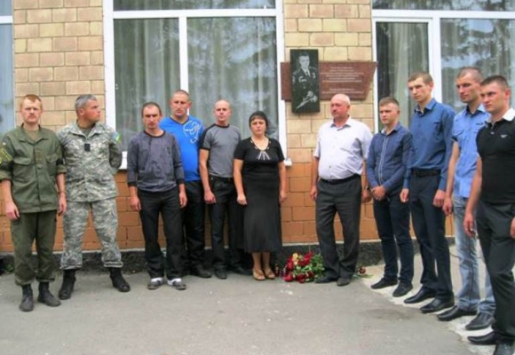 На Хмельниччині з’явилась ще одна пам’ятна дошка на честь загиблого героя