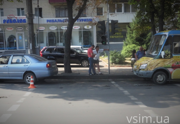 Фото дня: на Кам’янецькій маршрутка в'їхала у легковик