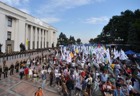 Сутички під Верховною Радою. Більше сотні поранених