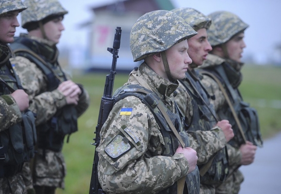 Кадровим та мобілізованим військовим підвищать зарплати