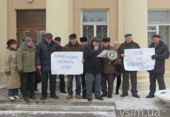 Хмельничанин влаштував мітинг під міськрайонним судом. Просить повернути квартиру