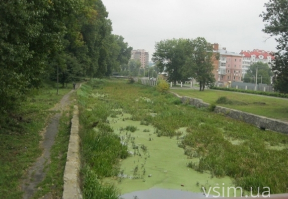 Хмельничани просять у влади розчистити річку Плоску і відреставрувати набережну