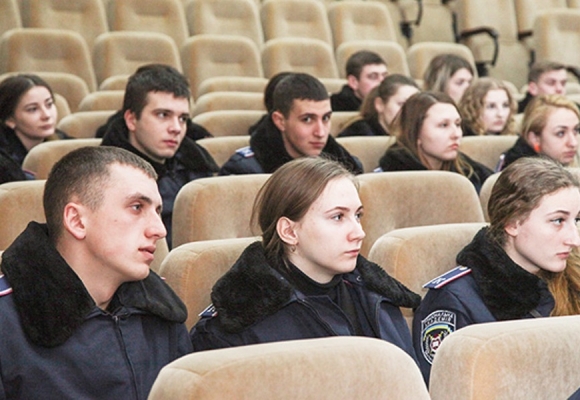 Майбутні поліцейські з різних куточків України проходять практику на Хмельниччині