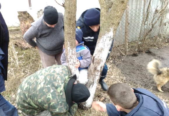 На Хмельниччині рятувальники звільнили дитину