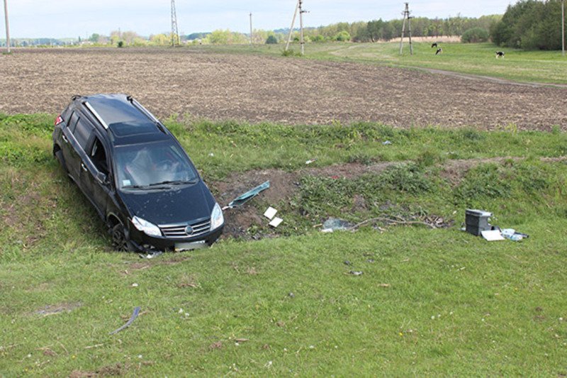 На Хмельниччині невідомий на краденому автомобілі потрапив у ДТП і втік