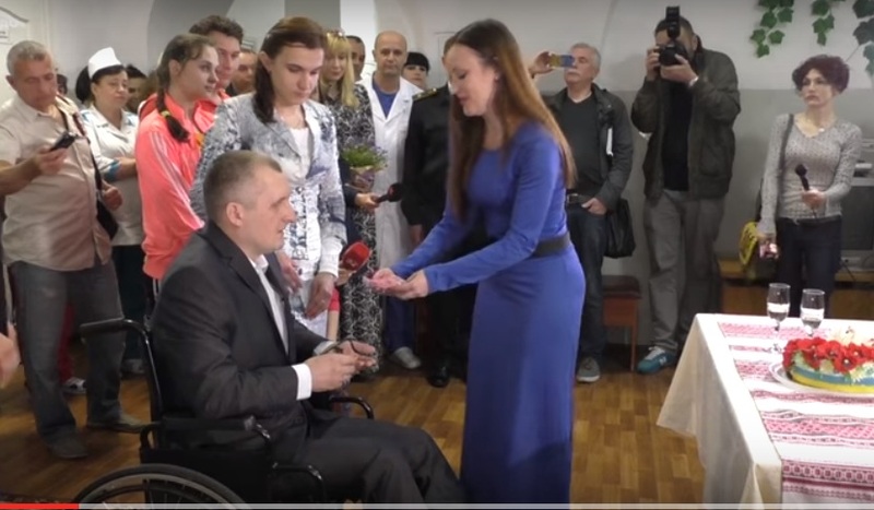Поранений боєць 8-го полку та його наречена одружилися у військовому госпіталі