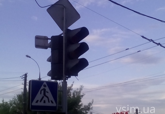 Зламаний світлофор після ДТП на Заготзерно досі не поміняли - vsim.ua
