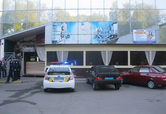 У Хмельницькому відвідувач підрізав охоронця нічного клубу "Tarantino" - vsim.ua